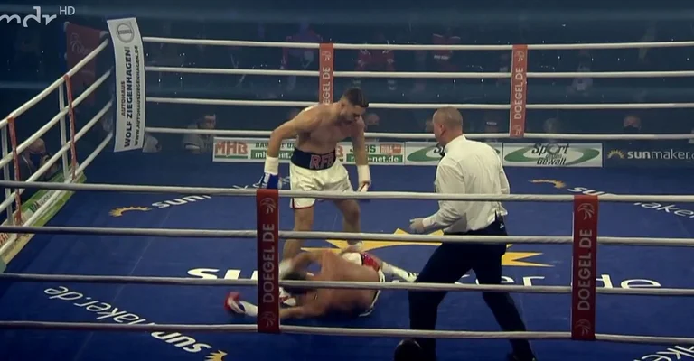 El momento en que el boxeador albanés nominado en el anillo, el oponente celebra con orgullo