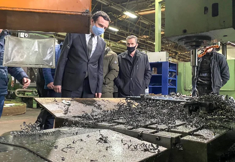 HISTORY: Kurti trifft auf Geschäftsleute, große Wörter für eine privatisierte Fabrik