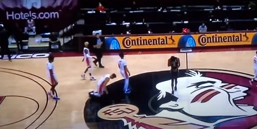 Heavy view: The basketball player falls into the park, is in critical condition