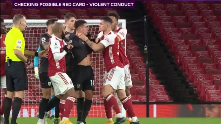 Jaka grabs the neck of the rival team player, is directly punished by red