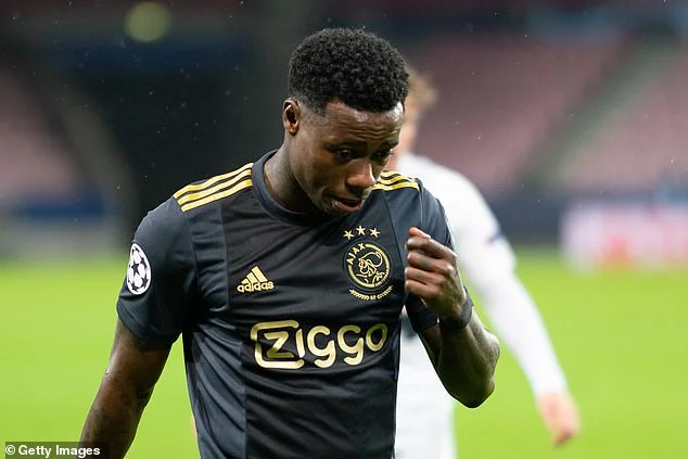 Le footballeur Ajax arrêté membre poignardé de sa famille