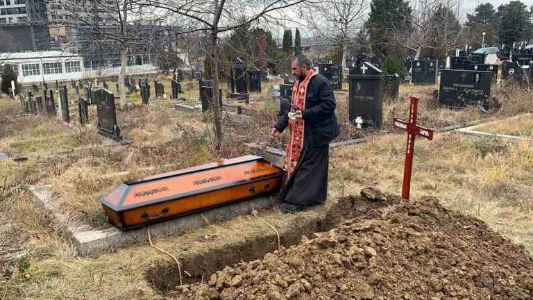 Shpend Ahmeti Demant, ältere Serbin, begraben von serbischem Priester