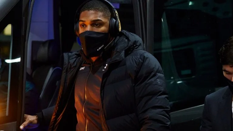 Joshua kommt in Wembley vor dem Supermech mit Cubrat Pulev