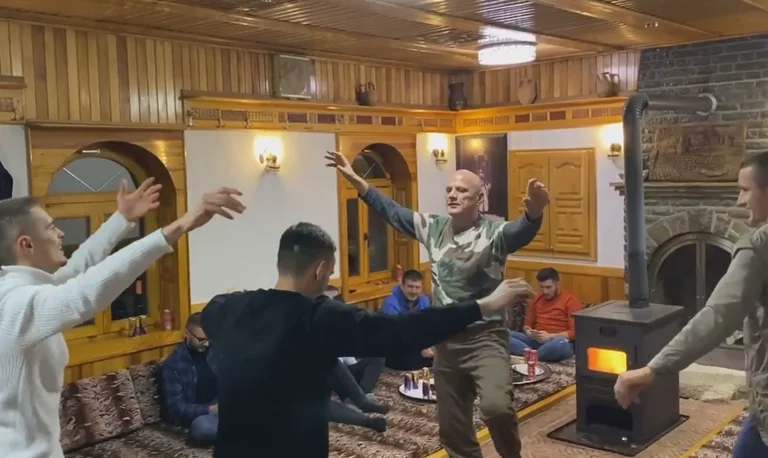 Gani Geci call me Nite in oda, this dance you've ever seen (Video)