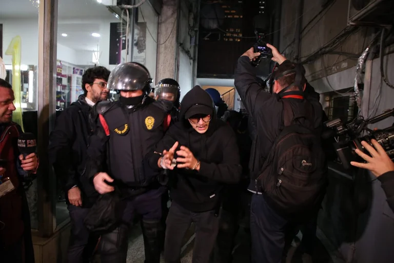 Protest a Tirana fa male agli occhi