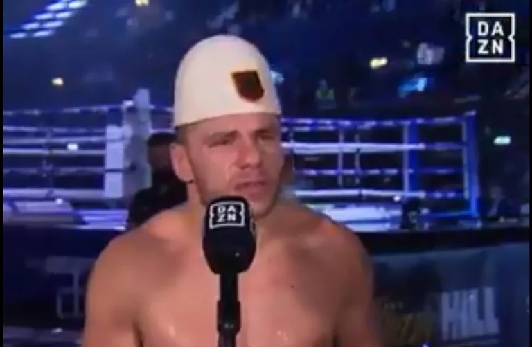 Mark aussi en colère à la deuxième interview: Le juge ne sait rien de la boxe, je ne peux pas le croire.