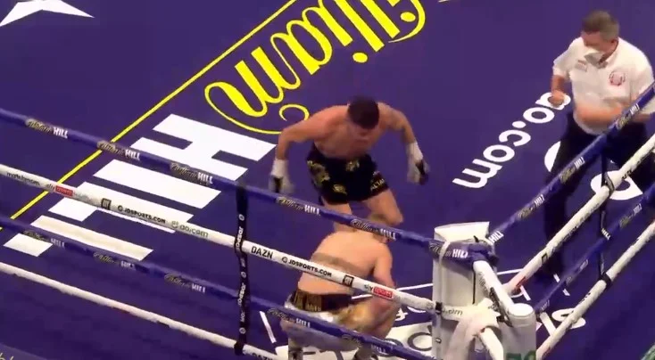 Mark brings down his opponent in the second round, look directly at the mill here.