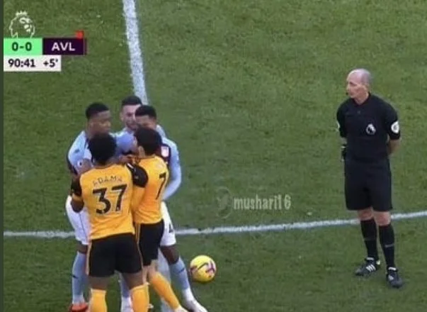 With Mike Dean the show is guaranteed: Look what he did today while the footballers were fighting