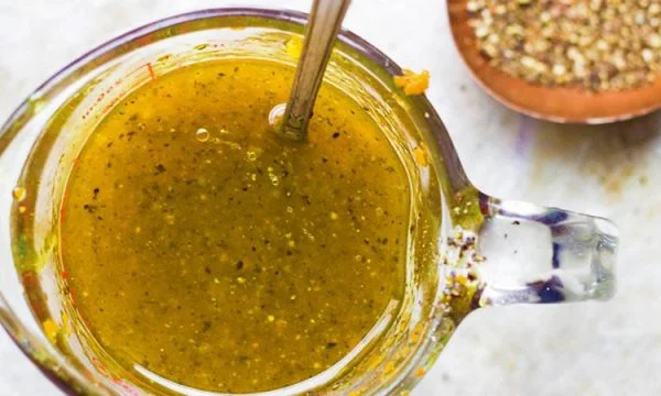 Cure naturali contro raffreddori con miele nero e pepe