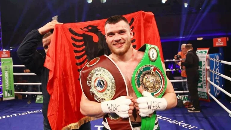 Albanischer Champion im Ring gegen Serbisch Abend