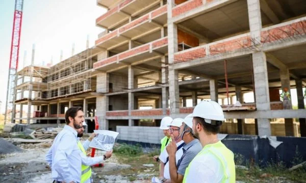 Gobierno deja Ferizaj sin nuevo hospital, construcción empanada