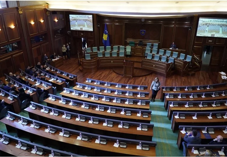 Me një orë vonesë fillon seanca, nuk ka kuorum për rezolutën e dialogut