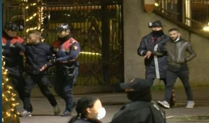 Polizei Protesterverbände in Tirana beginnen