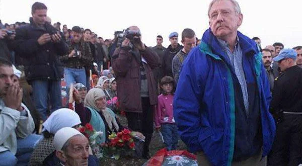 Pacolli: el héroe de Kosovo Walker tímido para publicar contrato