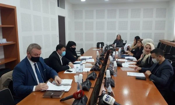 Comisión de Derechos Humanos exige que se permita la escolarización de las niñas en Kosovo