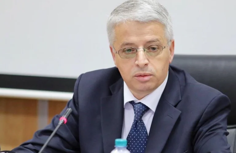Lazy, invulnerable resignations: Time for a New Chapter in the Ministry of Interior