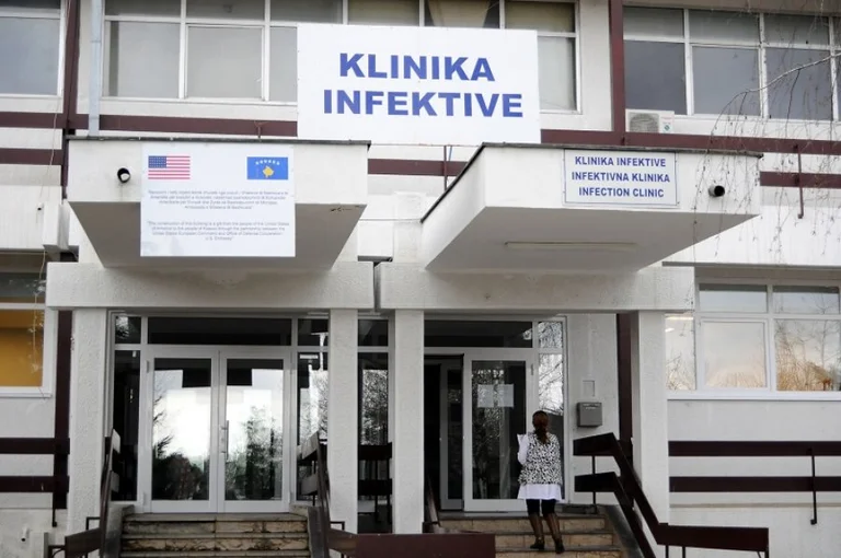Tetë prej 20 të infektuarve me koronavirus janë liruar në shtëpi