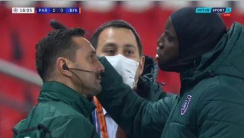 U n EFA e FIFA sospendere definitivamente il giudice che lo ha chiamato il nero.