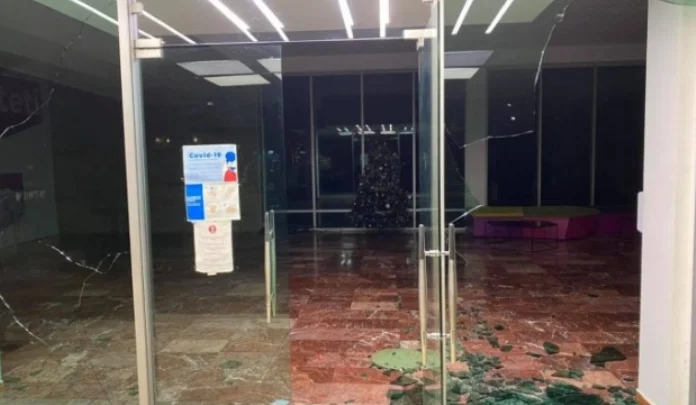 Proteste brechen Glas im SP-Hauptsitz