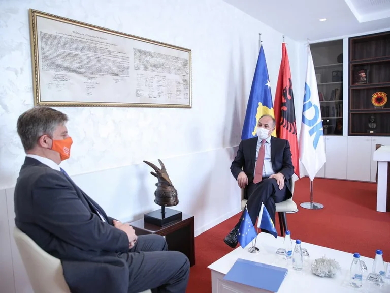 Hoxhaj rencontre le chef EULEX, parle de