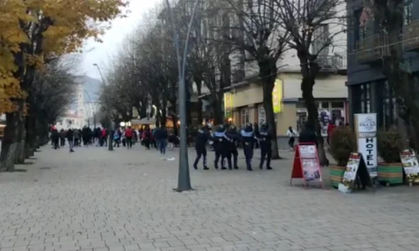 Spannungen in Korca: Geschädigte drei Cops