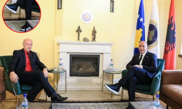 Präsidentschaftskandidat Ramush Haradinaj, greift seine Schuhe mit uktica?