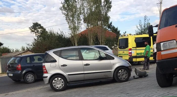 Eine Frau in Shtime trifft ein zweijähriges Auto, Kind in ernstem Zustand
