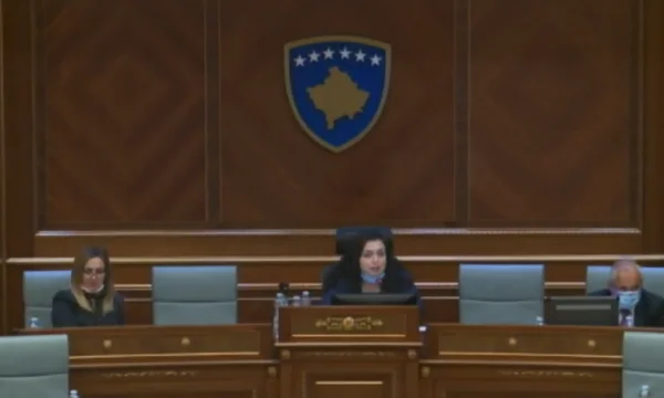 Vjosa Osmani e i deputati: è impossibile leggere la tua mente.