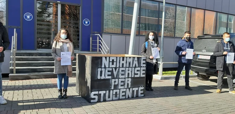 Les étudiants protestent devant le gouvernement, c'est leur demande