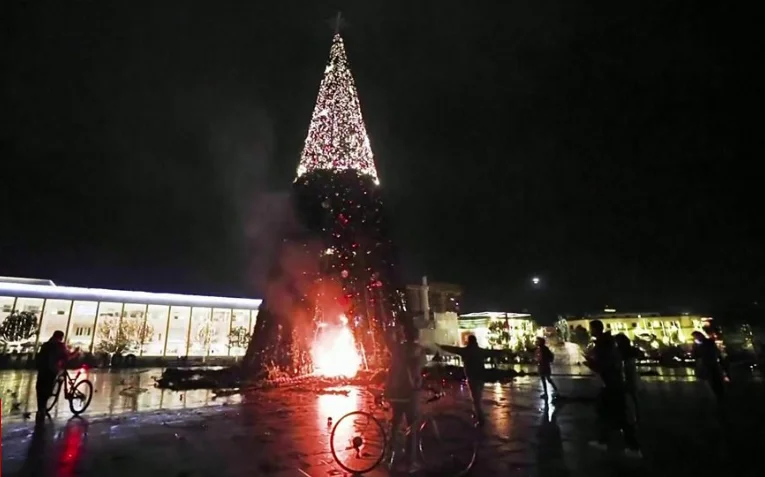 BBC: Los albaneses protestan quemando navidad