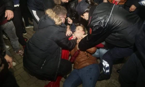 Protester le frère tué: la sœur de Klodjan Rashi s'évanouit