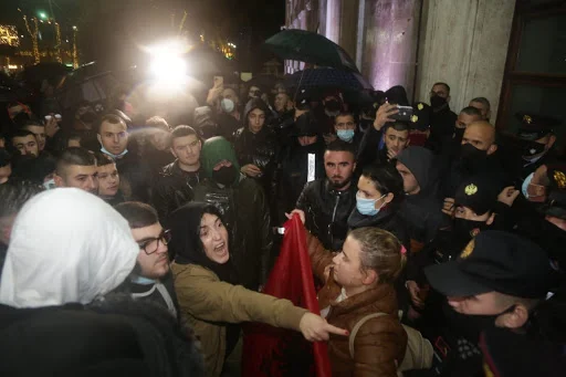 Polizeirisiko, die Sicht auf Tirana Proteste verlieren