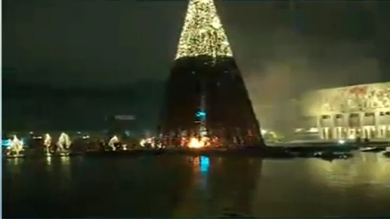 Protesters set the tree on fire in” Square Skenderbej”