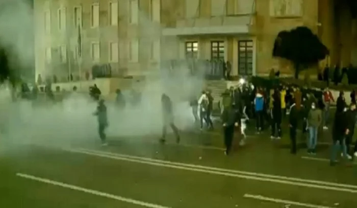 Tear gas thrown, protesters disperse in Tirana