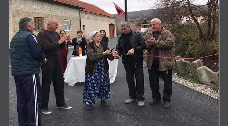 Strano: Il sambuco katun taglia la striscia di strada a Hogosht