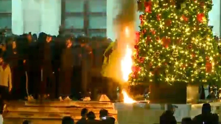 Albania: Some protesters set the Christmas tree on fire in Prime Ministeria