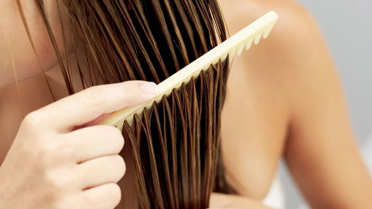 It is harmful tow wet hair and what is the best kind of comb, according to professionals