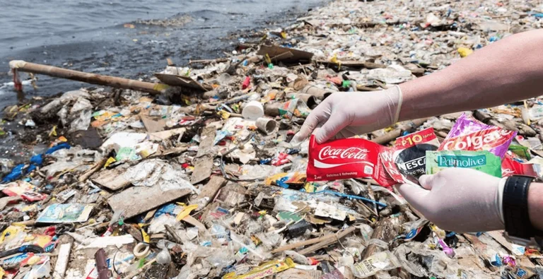 Coca-Cola is named for the second consecutive year, the brand that creates more pollution according to a global audit