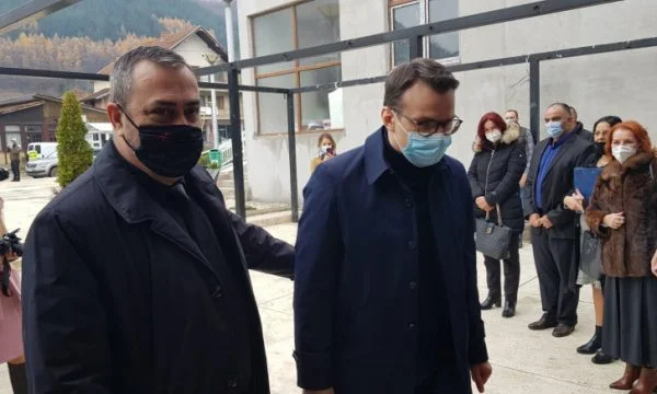 Petkov beim Besuch in Kosovo gibt den Serben große Versprechen