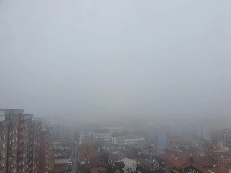 Brume horrible à Pristina, voitures vues seulement à proximité