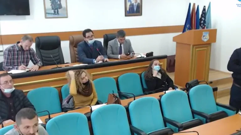 Il comune di Vushtrri aiuta con 150-350 euro di cittadini infetti con COVID-19