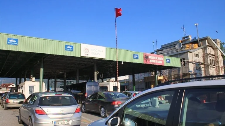 Des milliers de citoyens se sont rendus en Albanie pour le week-end.