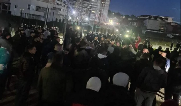 Los fans del club de Kosovo protestan por la renuncia del presidente, la policía interviene con arrestos