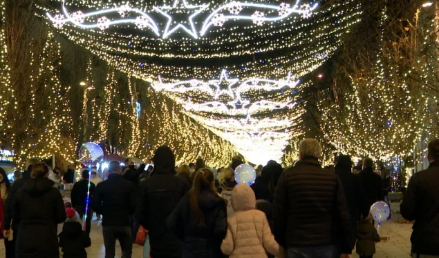 Pristina illuminata per vacanze fine anno, strade piene di cittadini
