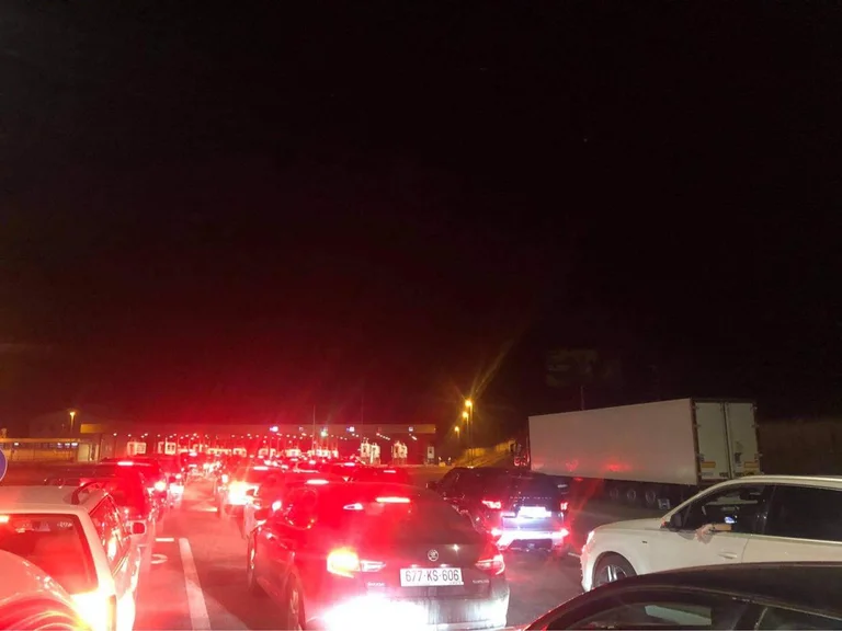 Viajó a Albania para el fin de semana, largas columnas formadas en Morina