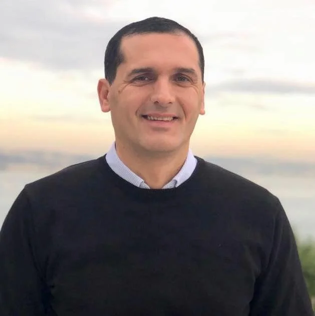 VV's Lajqi startet Wahlkampagne in Peja, ehemaliger Joint Mujajer ruft ihn zu einem prapaz Dieb