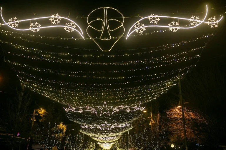 Pristina illuminata per la fine dell'anno