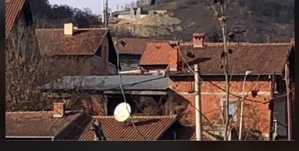 Los serbios de Mitrovica comienzan a construir un objeto en la colina, desconocido lo que es