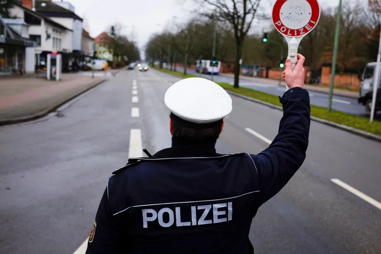 German police stop bus from Kosovo with 10 people without permission