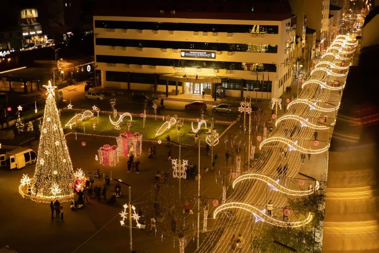 Ferizaj pasa todos los municipios con decoraciones de fin de año